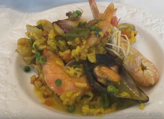 Подавать паэлью с морепродуктами можно как в сковороде, так и порционно на тарелочках.