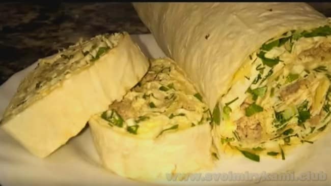 Рулет из лаваша с рыбными консервами - это очень вкусно и сытно!