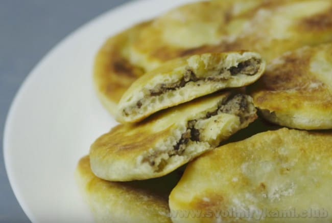Приготовив вкусное тесто для жареных пирожков, позаботьтесь и о хорошей начинке.