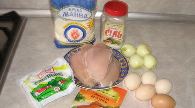 Для приготовления биточков из курицы мне понадобились куриное филе и еще несколько таких ингредиентов