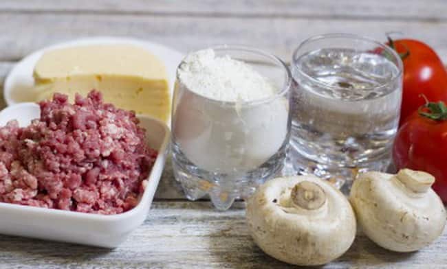 Вот что понадобится для приготовления пиццы с мясным фаршем в духовке