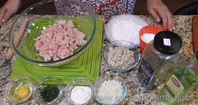 Для приготовления рыбных тефтелей в томатном вкуснейшем соусе возьмем такие ингредиенты