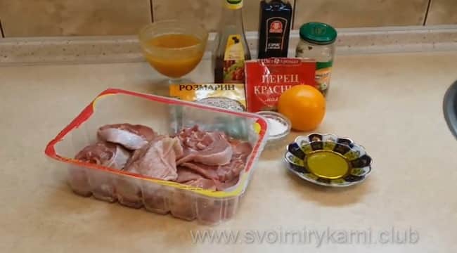Для приготовления медальонов из мяса индейки в духовке по пошаговому рецепту возьмем такие ингредиенты