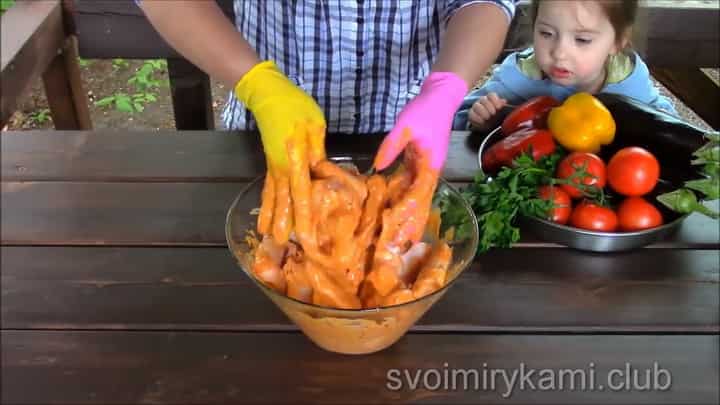 Для приготовления шашлыка замаринуйте мясо