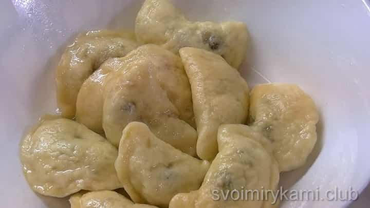 Тесто для вареников с вишней по простому пошаговому рецепту с фото