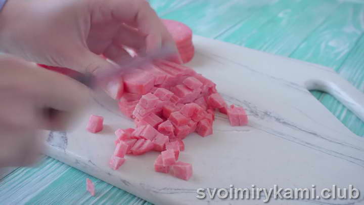 нарезаем маленькими кубиками колбасу