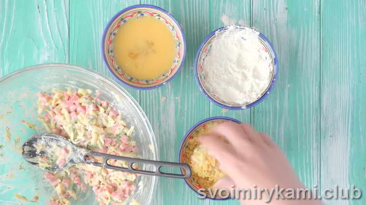 Каждую котлету мы обваливаем в муке