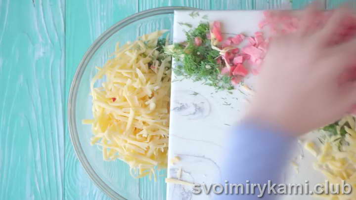 Перекладываем ингредиенты в глубокую миску