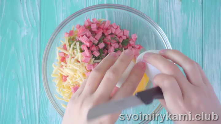 Вбиваем 1 куриное яйцо в миску