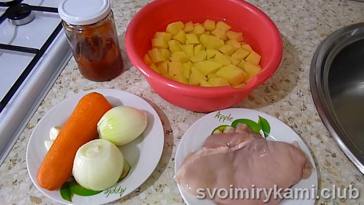 Нарежьте картошку на средние кубики