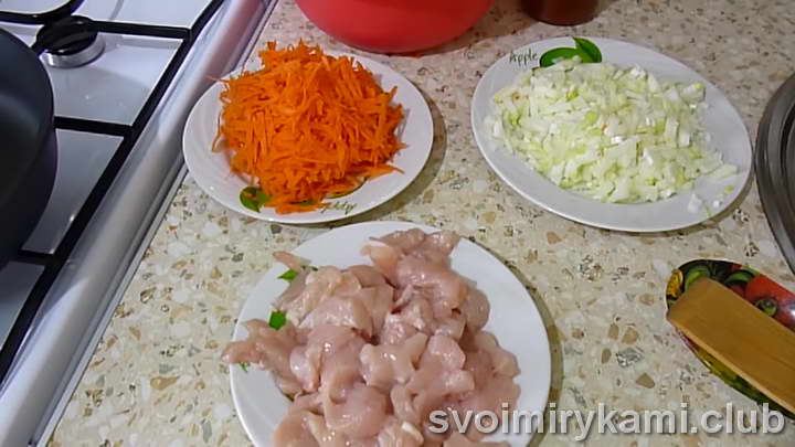 нарезаем морковку, лук и курицу