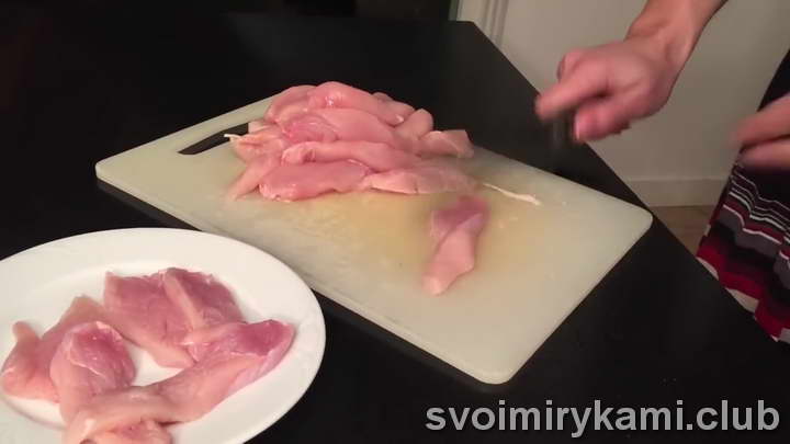 Порежьте мясо пластинками