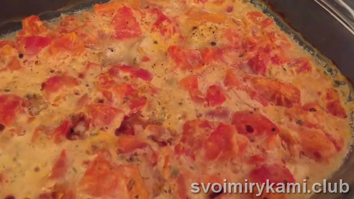 Достаньте из духовки форму с куриным мясом