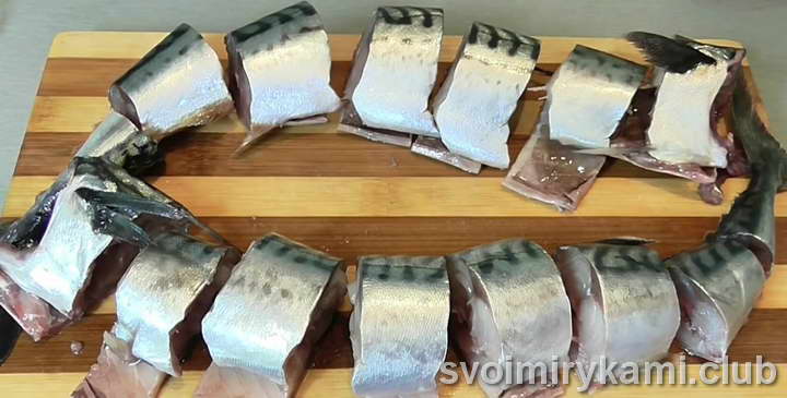 нарезаем кусочками скумбрию