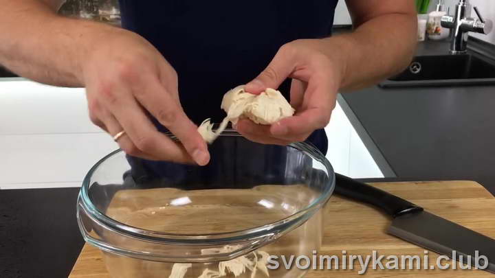 нарезаем на кусочки мясо курицы